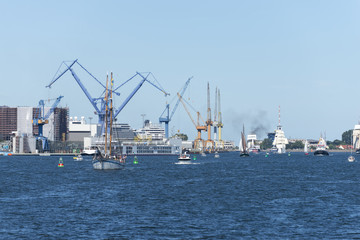 Fototapeta premium Warnemünde, Hanse Sail, Schiffe im Seekanal