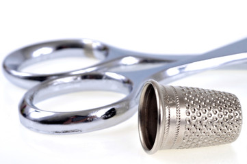 Le dé à coudre et la paire de ciseaux