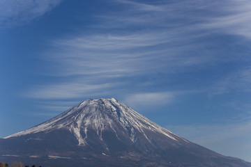 霧降高原から見た富士山と薄雲