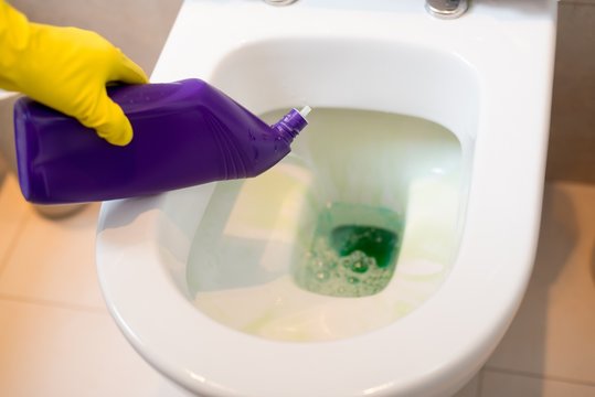 cleaning toilet with antibacterial detergent