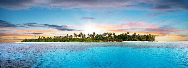 Belle île tropicale non réglée au coucher du soleil