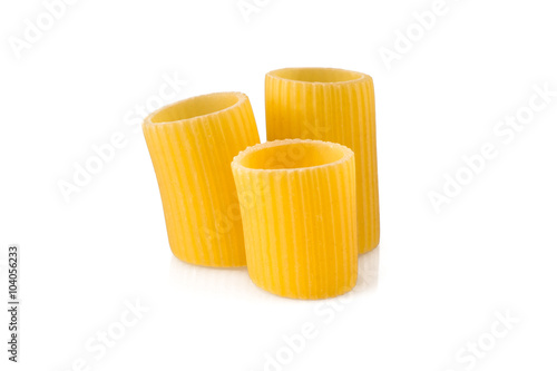 Rigatoni su sfondo bianco