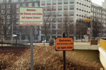 Strassenschilder Achtung Eis und Schnee