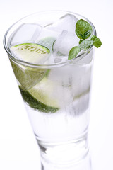 Großes Glas Wasser mit Eiswürfel und Limette