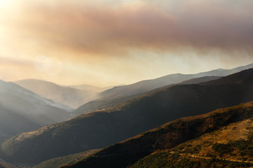 Montes, valle y cielo cubiertos de humo en el incendio forestal de Corporales, León.