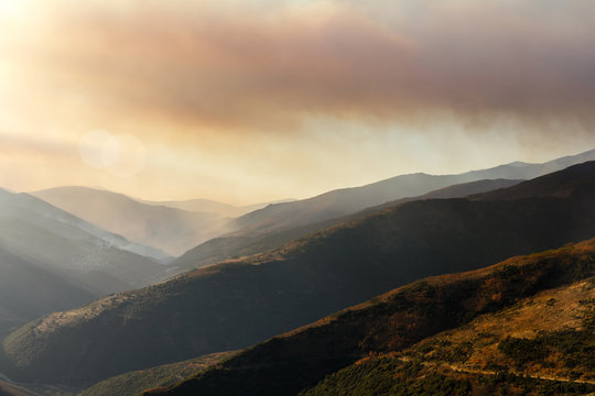 Montes, valle y cielo cubiertos de humo en el incendio forestal de Corporales, León.