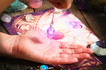 Palm reading with pendulum
