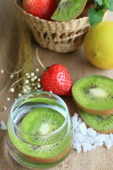 juice kiwifruit with strawberry