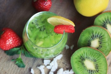 Fototapeta na wymiar juice kiwifruit with strawberry