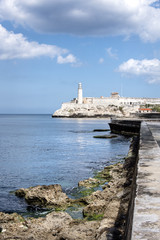 Kuba, Havanna, Malecon: Panorama Blick auf Castillo de los Tres Reyes del Morro im Zentrum der kubanischen Hauptstadt