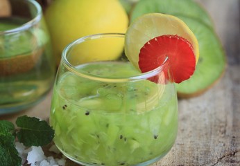 juice kiwifruit with strawberry