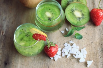 juice kiwifruit with strawberry