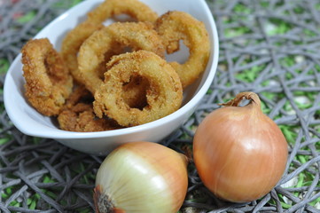 gebackene Zwiebelringe hausgemacht und knusprig