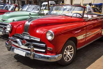 Kuba, Havanna: Schöner roter US amerikanischer Oldtimer - parkende Cabrios im Zentrum der...