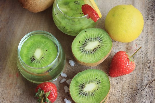 juice kiwifruit with strawberry