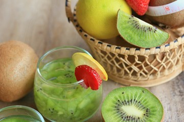 juice kiwifruit with strawberry