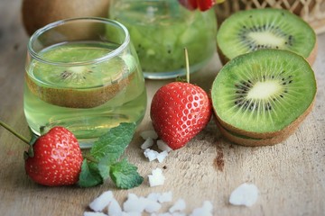 juice kiwifruit with strawberry