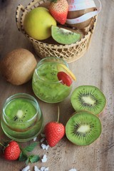 juice kiwifruit with strawberry