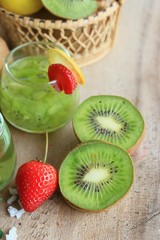 juice kiwifruit with strawberry