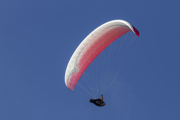 Gleitschirmflieger über dem Toten Gebirge, Österreich