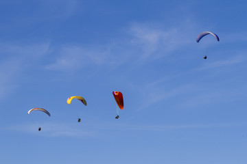 Gleitschirmflieger über dem Toten Gebirge, Österreich
