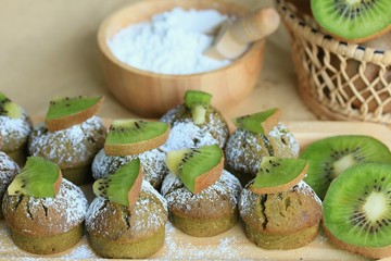 muffins cakes with kiwifruit