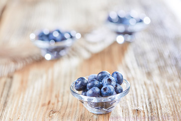 Superfood Heidelbeeren in einer Glasschale