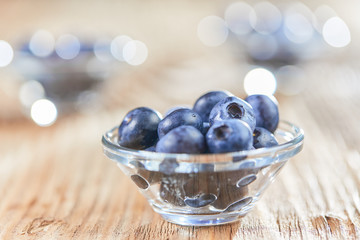 Superfood Heidelbeeren in einer Glasschale