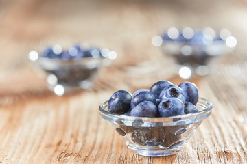 Superfood Heidelbeeren in einer Glasschale