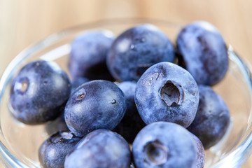 Superfood Heidelbeeren in einer Glasschale