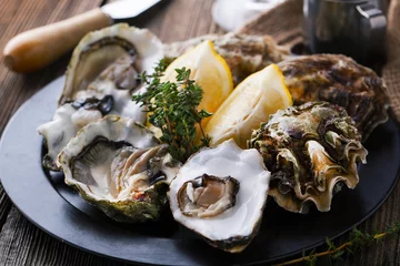 Foto auf Glas Fresh Oysters in shell with lemon © Belokoni Dmitri