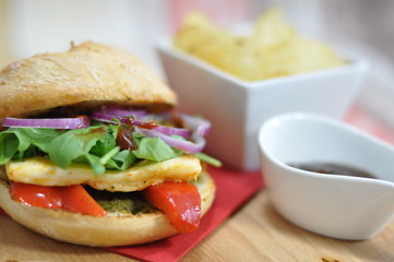 vegetarischer Burger mit Sauce und Kartoffel Chips