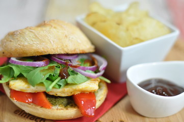 vegetarischer Burger mit Sauce und Kartoffel Chips
