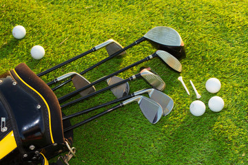 Golfschläger und Golfball in Tasche auf Gras