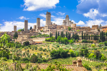 landscapes of Italy. medieval San Gimignano - Tuscany - obrazy, fototapety, plakaty