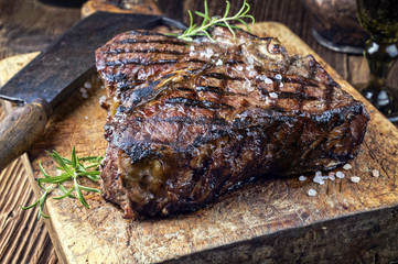 Porterhouse Steak gegrillt auf altem Schneidebrett