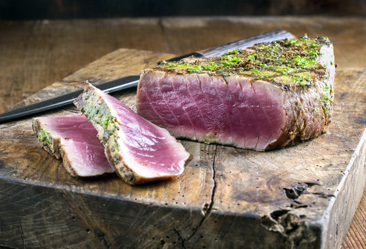 Thunfisch Steak auf Schneidebrett