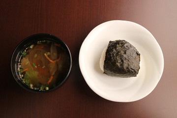 おにぎりと春雨スープ