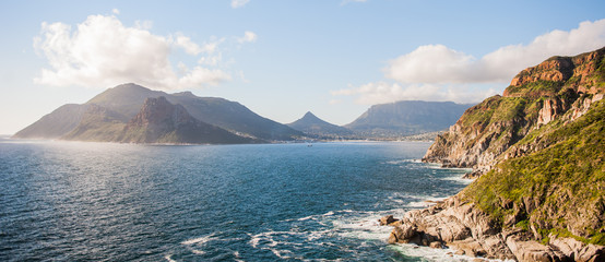 Eine der schönsten Küstenstraßen der Welt, der Chapmans Peak mit Blick auf das Meer und die...