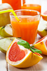 Juice of apples and red grapefruit.