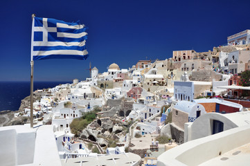 Urlaubsort Oia / Santorin mit griechischer Flagge