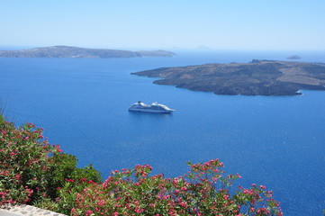 Kreuzfahrtschiff in der Caldera von Santorin