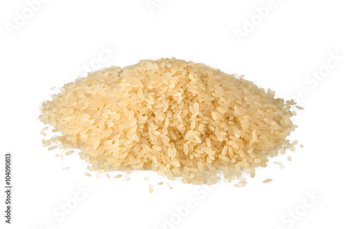 Chicchi di riso su sfondo bianco