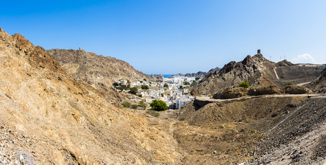 Fototapeta na wymiar Blick auf das Alte Maskat und das Fort Mirani und dahinter das Al Jalaili Fort, Muscat, Maskat, Oman, Sultanat Oman, Arabische Halbinsel, Naher Osten, Asien