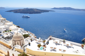 Kreuzfahrtschiff an der Küste vor Santorini