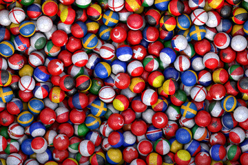 A bunch of balls with different national flags on it.    Ein Haufen Bälle mit verschiedenen Nationalflaggen darauf. © Steve Kuttig
