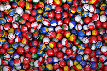 A bunch of balls with different national flags on it.

Ein Haufen Bälle mit verschiedenen...