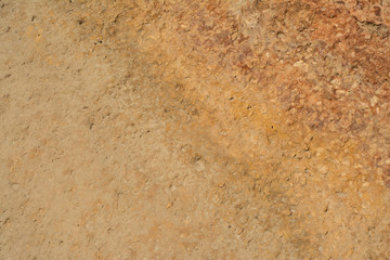 Pared de roca con diferentes tonalidades.