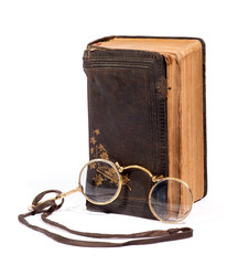 Vintage pince-nez glasses with an old book - obrazy, fototapety, plakaty