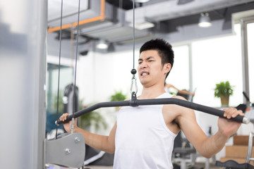 Plakat young man working out in modern gym